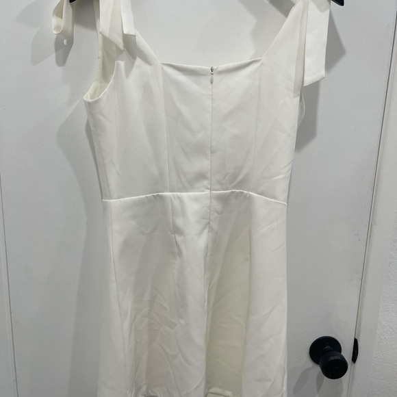 White dress with shoulder ties - Picture 5 of 8